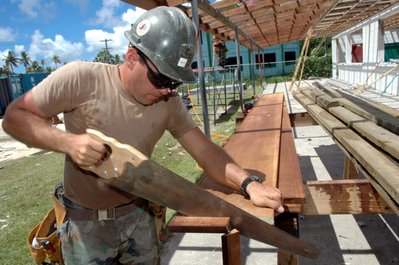 charpentier-SAORGE-min_worker_construction_building_carpenter_male_job_build_helmet-893290